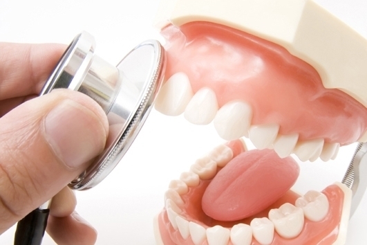 口の中の歯の状態の診査診断をしているイメージ