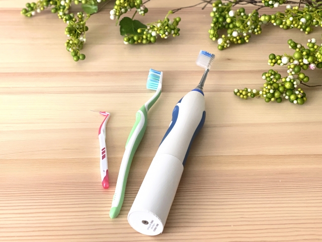 電動歯ブラシと手動歯ブラシと歯間ブラシ